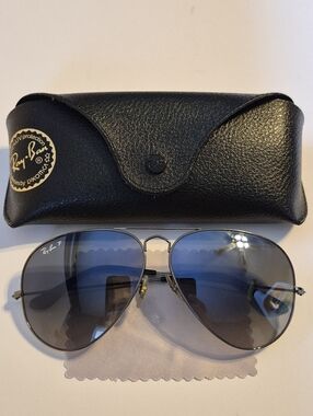 Polarized Ray-Ban Aviator Men’s Gold Frame Sunglasses with Black Case